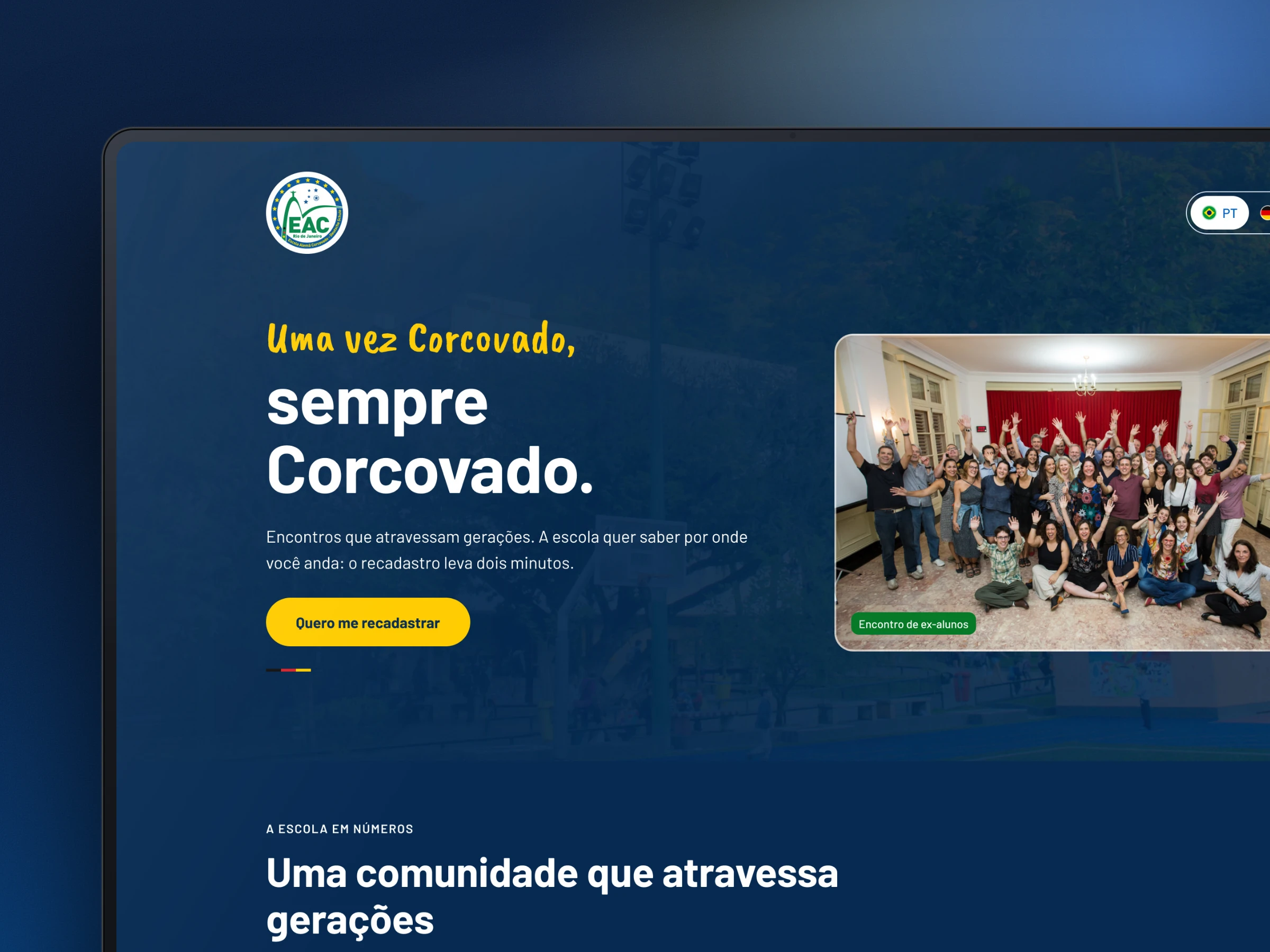 Capa do case da Escola Alemã Corcovado: o topo da landing page de ex-alunos num tablet, em close, sobre um fundo azul com luz suave.