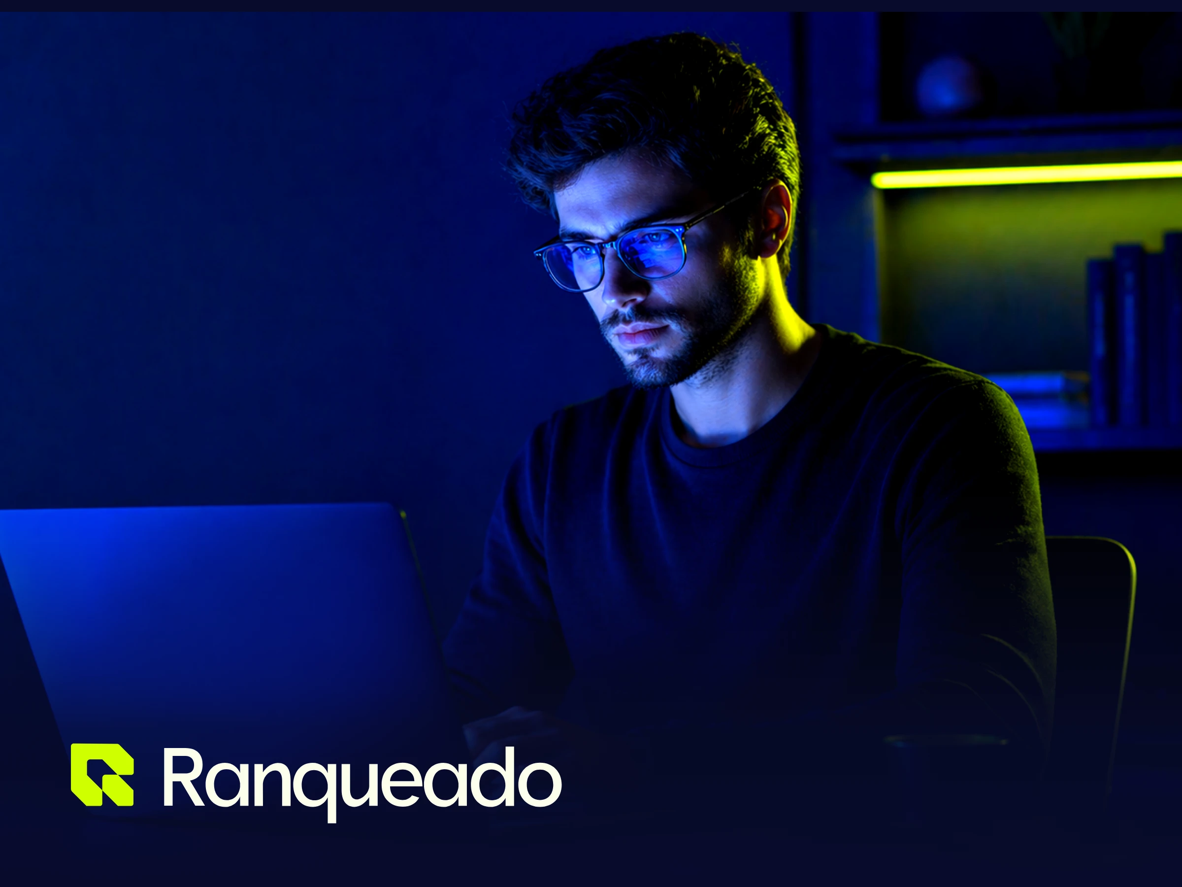 Capa da estratégia de marca do Ranqueado: o logotipo em verde-neon sobre a foto de um estudante concentrado diante do notebook, em tons de azul.
